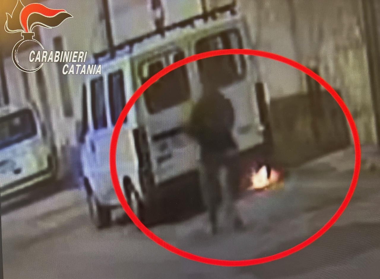 Randazzo, dà fuoco al furgone perché “troppo vicino casa” – VIDEO