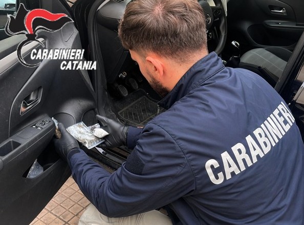 Non si fermano all’alt e fuggono: inseguimento e arresto con droga nel Catanese