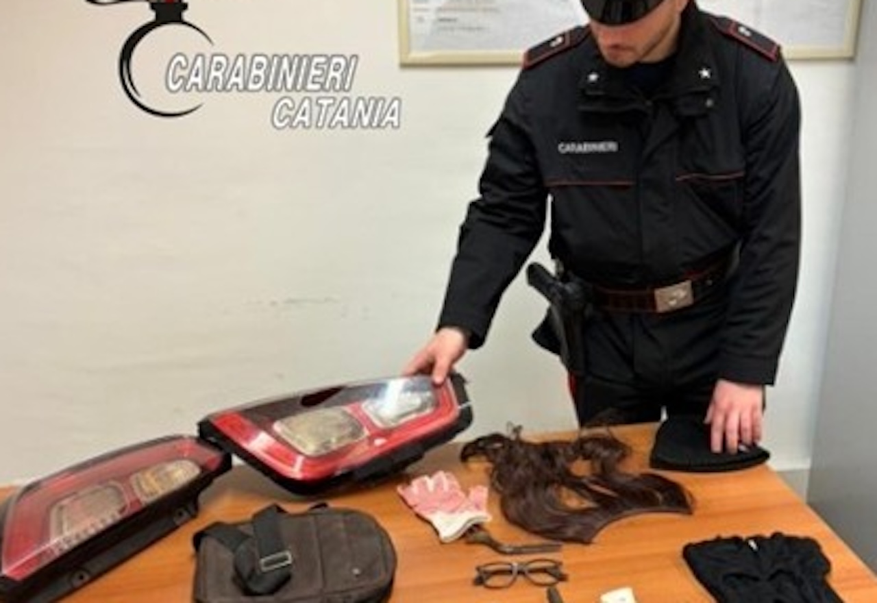 Tentano di rubare un’auto ma un passante vede tutto e chiama i carabinieri: due denunce a Scordia