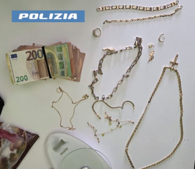 Furto in casa a Caltagirone: minore arrestato, recuperati contanti e oro per oltre 20mila euro