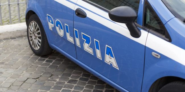 Gela, lanciano oggetti dal balcone per evitare un sequestro: feriti tre agenti