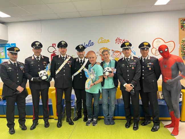 Palermo, i carabinieri tra i piccoli pazienti: uova di Pasqua e un “supereroe” per regalare sorrisi