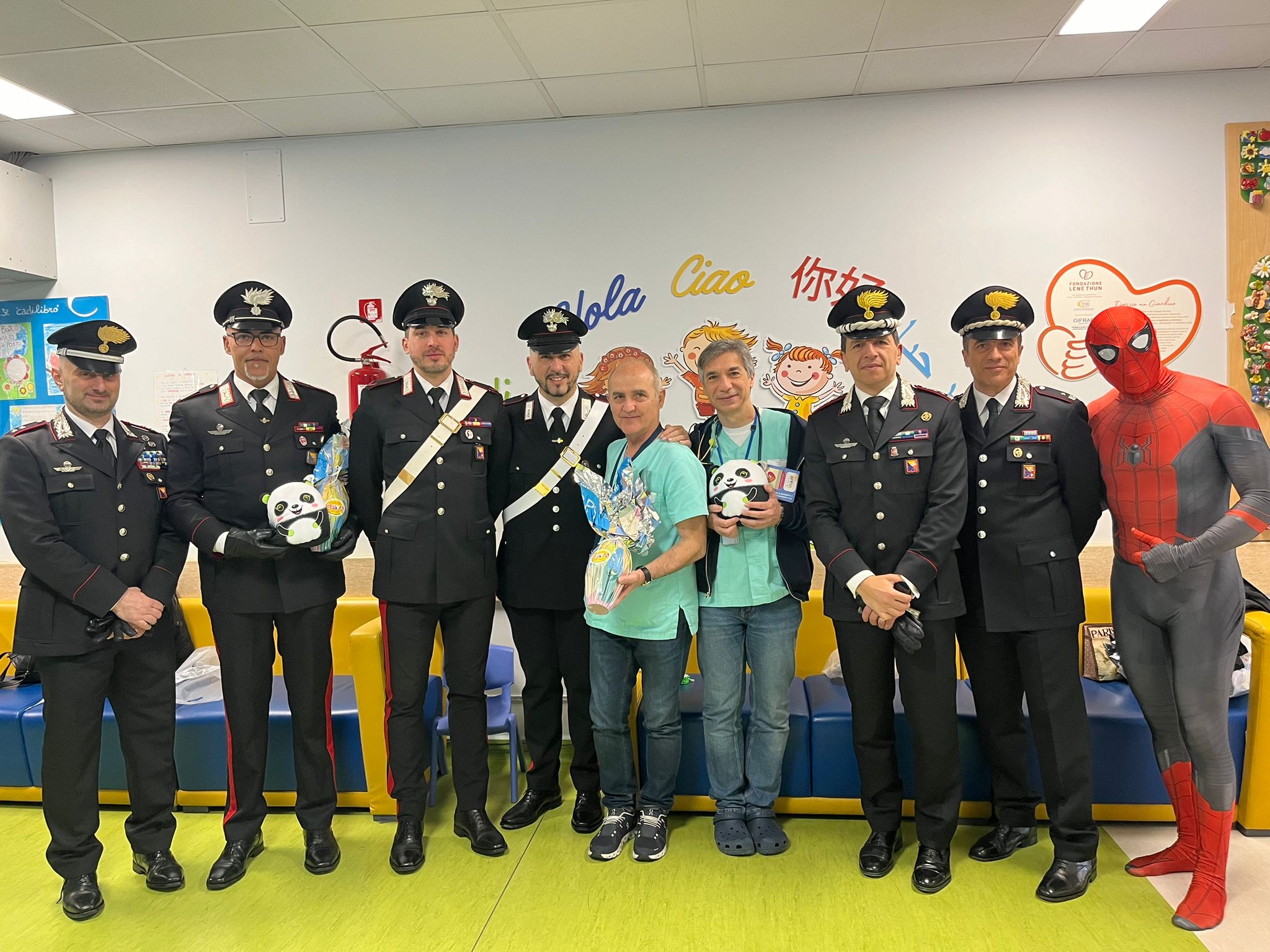 Palermo, i carabinieri tra i piccoli pazienti: uova di Pasqua e un “supereroe” per regalare sorrisi