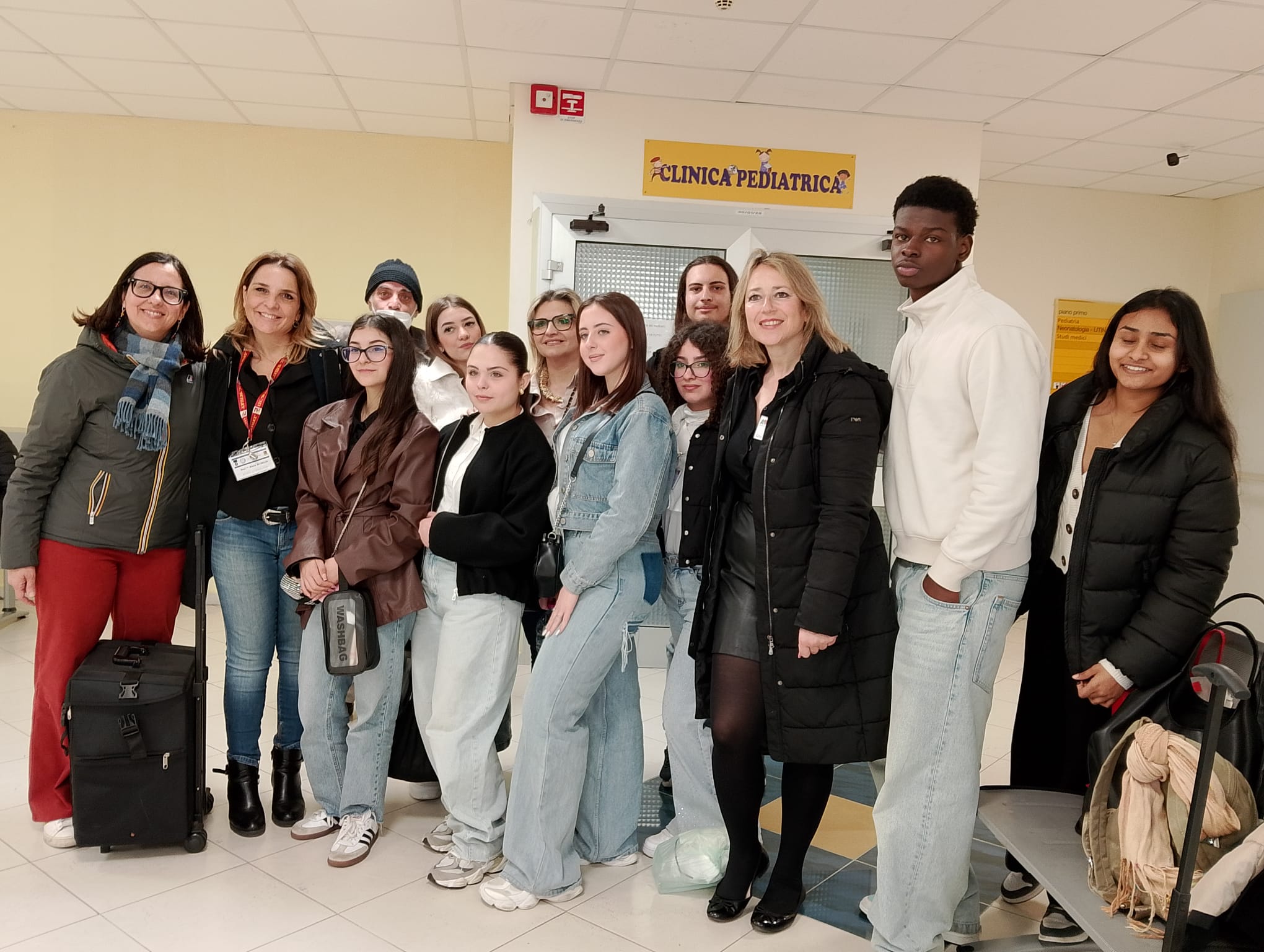 Formazione e altruismo: gli studenti del De Felice-Olivetti portano luce in ospedale