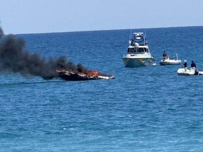 Paura tra San Lorenzo e Marzamemi: imbarcazione a fuoco a mare aperto