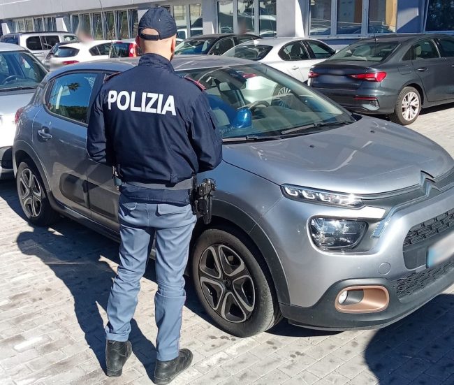 In auto con lampeggiante falso per sfuggire ai controlli: fermato pregiudicato
