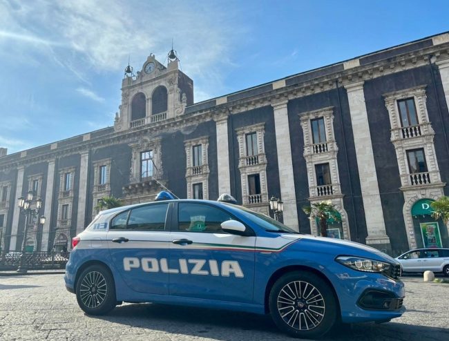 Senza patente tenta la fuga e investe un agente: arrestato 21enne catanese