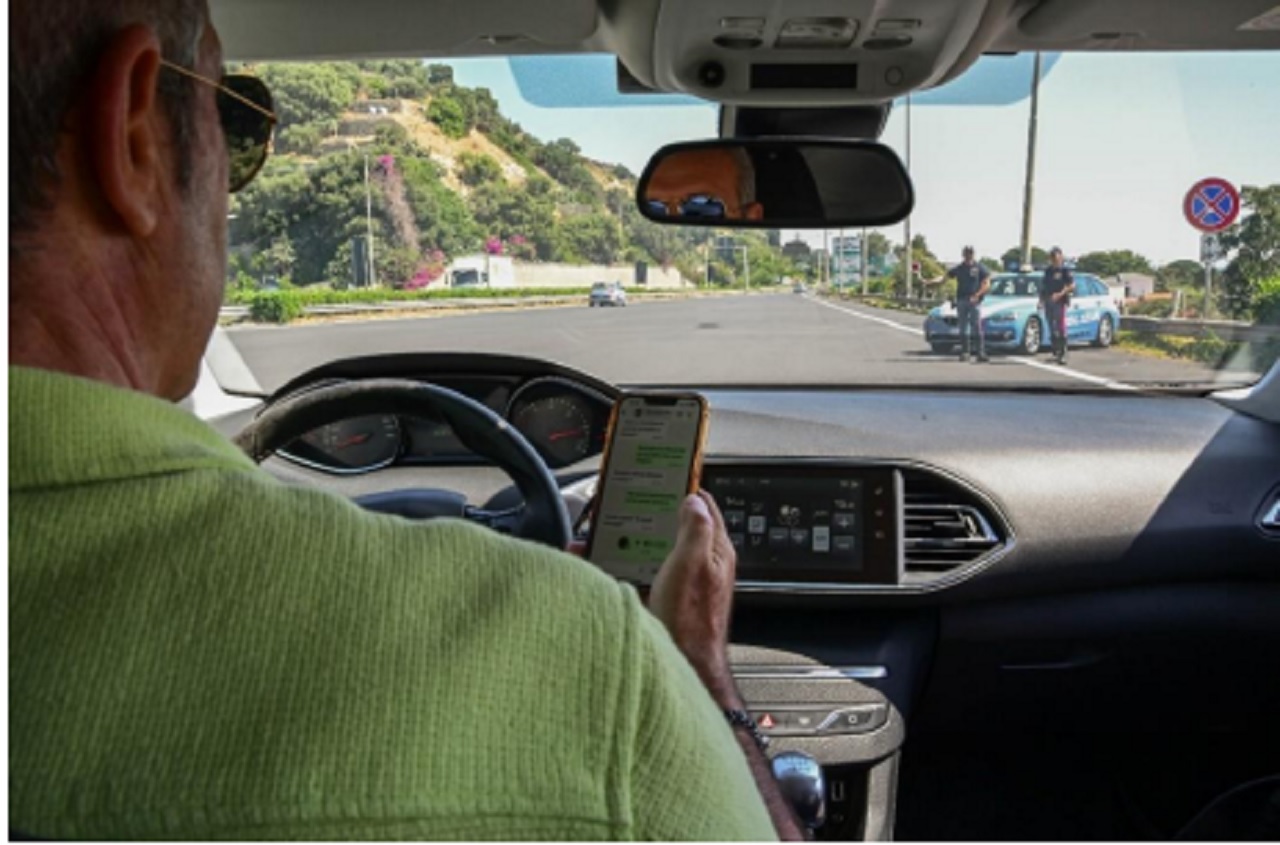 Uso del cellulare alla guida, controlli sulla A18 e A20: sanzioni e patenti ritirate