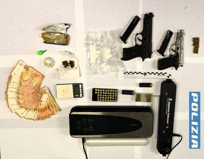 Ragusa, trovato con droga e due pistole: arrestato 20enne