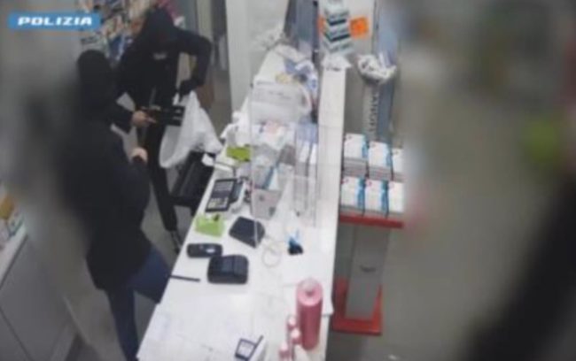 Violenza, assalti e rapine in esercizi commerciali di Palermo: arrestato un componente della “banda”, si cercano gli altri complici