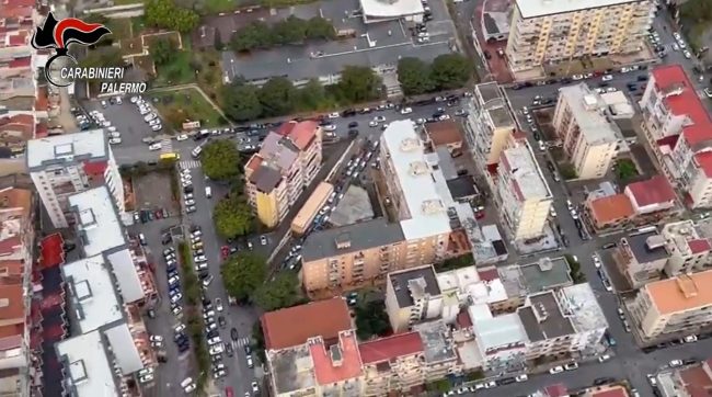 Blitz nel quartiere Uditore di Palermo: maxi-sequestro di cocaina e hashish e oltre 50 denunce per occupazione di immobili e furto di energia elettrica – VIDEO