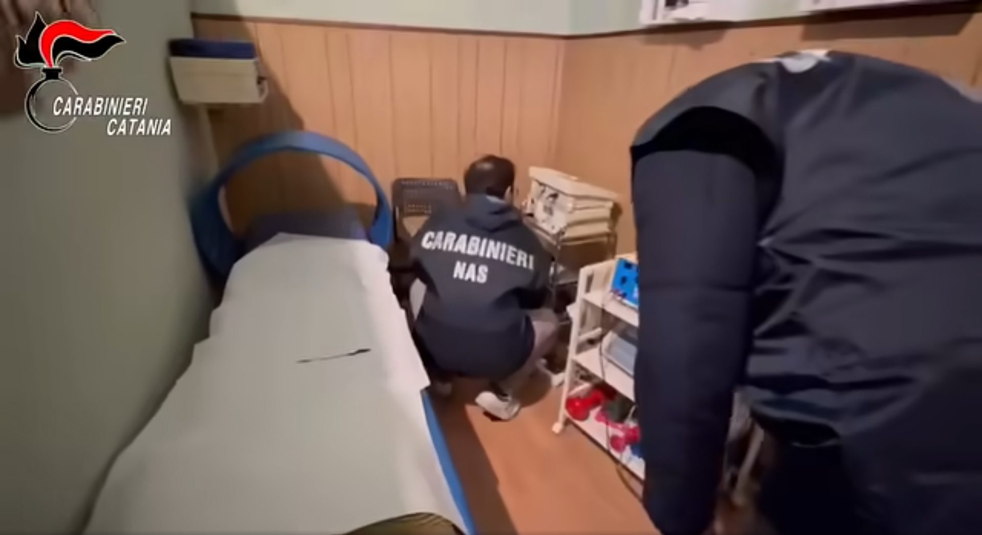 Scoperto ambulatorio medico abusivo: denunciata 39enne nel Catanese