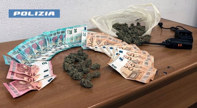 Catania, spacciatore diciannovenne colto in flagrante dalla polizia