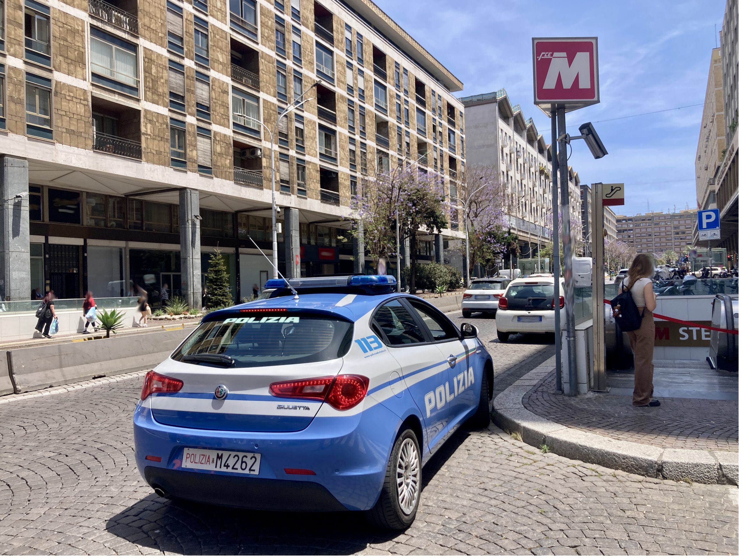 Catania, ruba merendine e aggredisce i poliziotti: arrestato 21enne