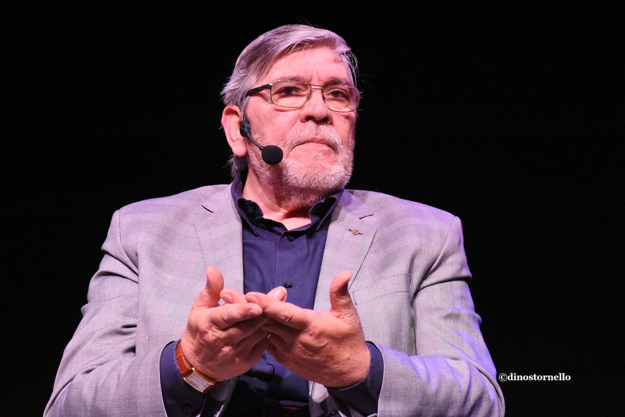 “Il mio posto in ultima fila”, Santi Consoli festeggia 60 anni di teatro