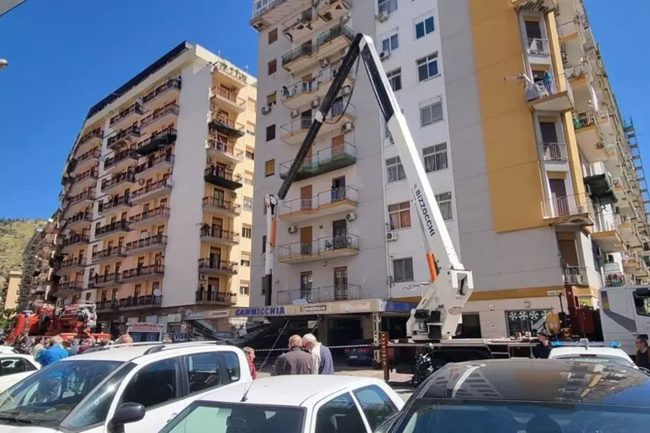 Cede il braccio di una gru a Palermo: due operai morti, un ferito grave