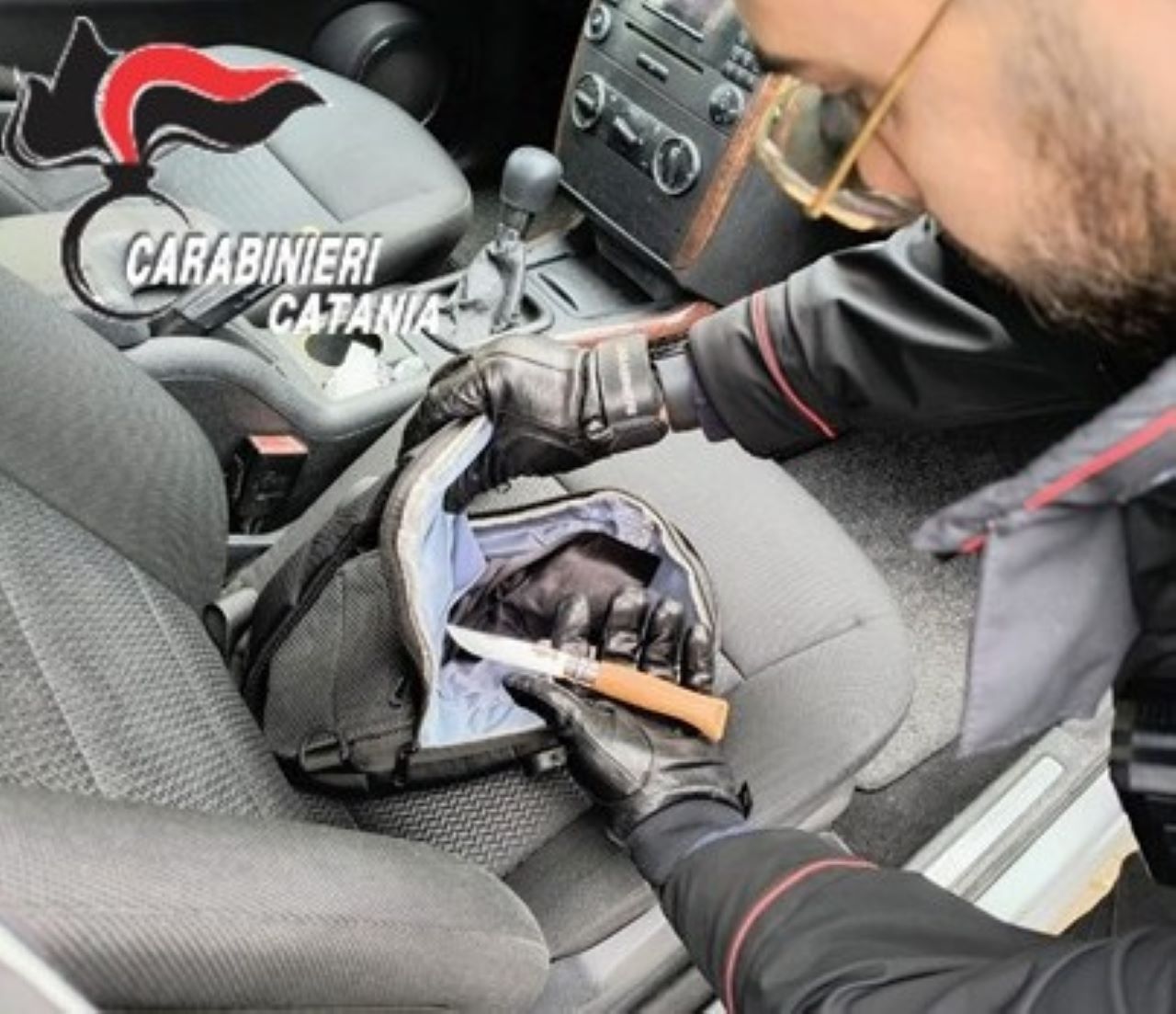 Nascondeva un coltello a serramanico nel borsello: denunciato 39enne nel Catanese