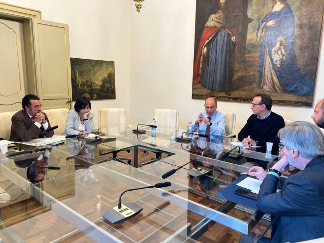 Caro carburanti, riunione a Palazzo d’Orléans: focus sul trasporto merci sullo Stretto di Messina