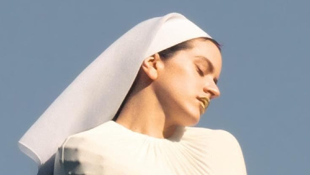 Rosalìa canta in siciliano: il brano “Focu Ranni” arriva con il nuovo album “Lux (Complete Works)”