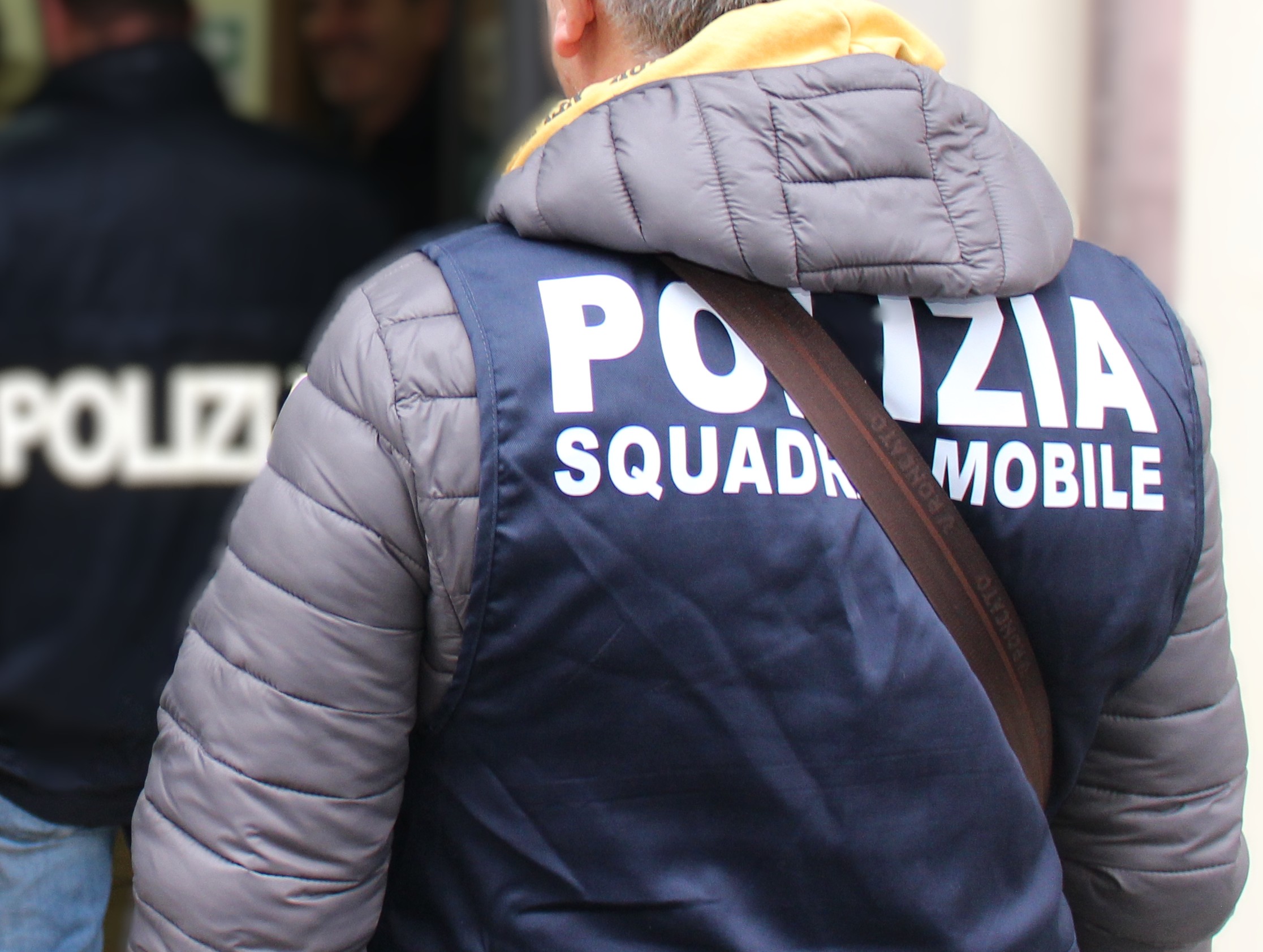 Rapina in tabaccheria a Caltanissetta, fuga lampo e inseguimento: arrestati due pregiudicati con la refurtiva in auto