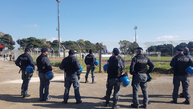 Caos in campo, tifosi con 16 mazze e bastoni di legno in occasione del match