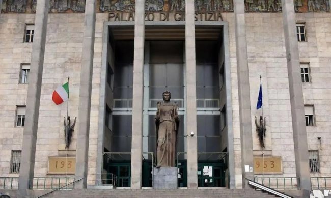 Catania, 59enne minaccia di darsi fuoco davanti al Tribunale: immediato l’intervento