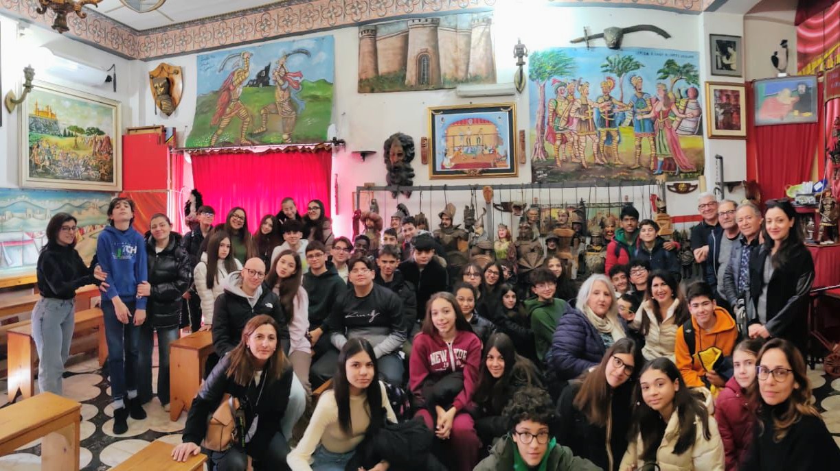 Gli studenti della “Italo Calvino” di Catania alla scoperta del Teatro dei Pupi di Capomulini