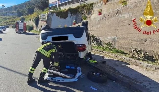 Enna, auto si ribalta lungo via Pergusa: conducente ferita