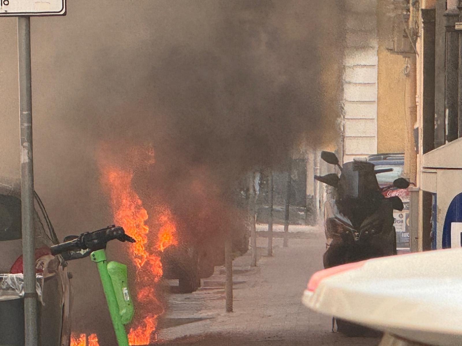 Catania, auto esplode in via Nicola Coviello: paura tra i residenti, due veicoli distrutti dalle fiamme