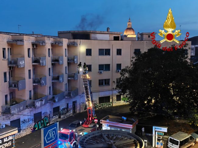 Catania, incendio nell’ex ospedale “Santo Bambino”: intervento dei Vigili del Fuoco