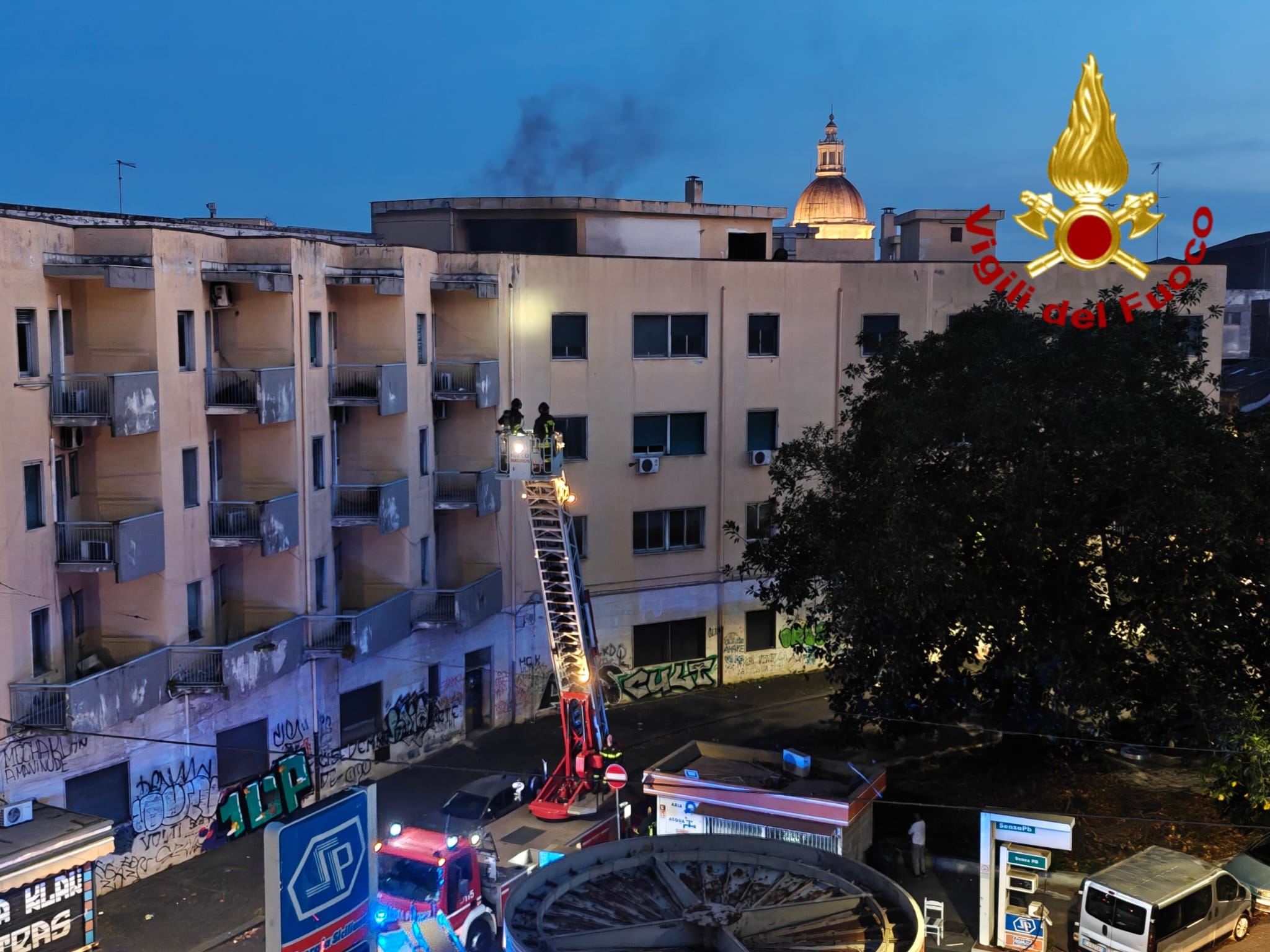 Catania, incendio nell’ex ospedale “Santo Bambino”: intervento dei Vigili del Fuoco