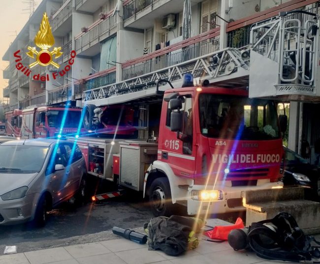 Catania, incendio in via Zia Lisa II: evacuate quattro persone, edificio sgomberato
