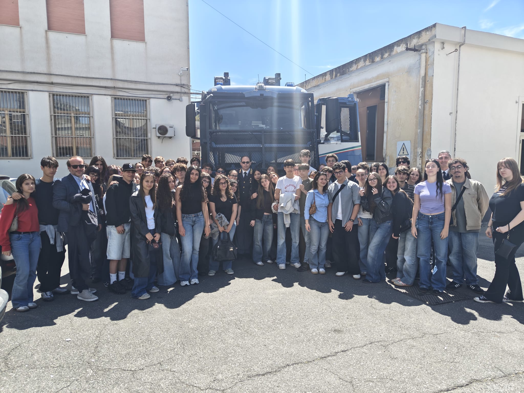 Spedalieri in visita al X Reparto Mobile di Catania: studenti a confronto con la Polizia di Stato