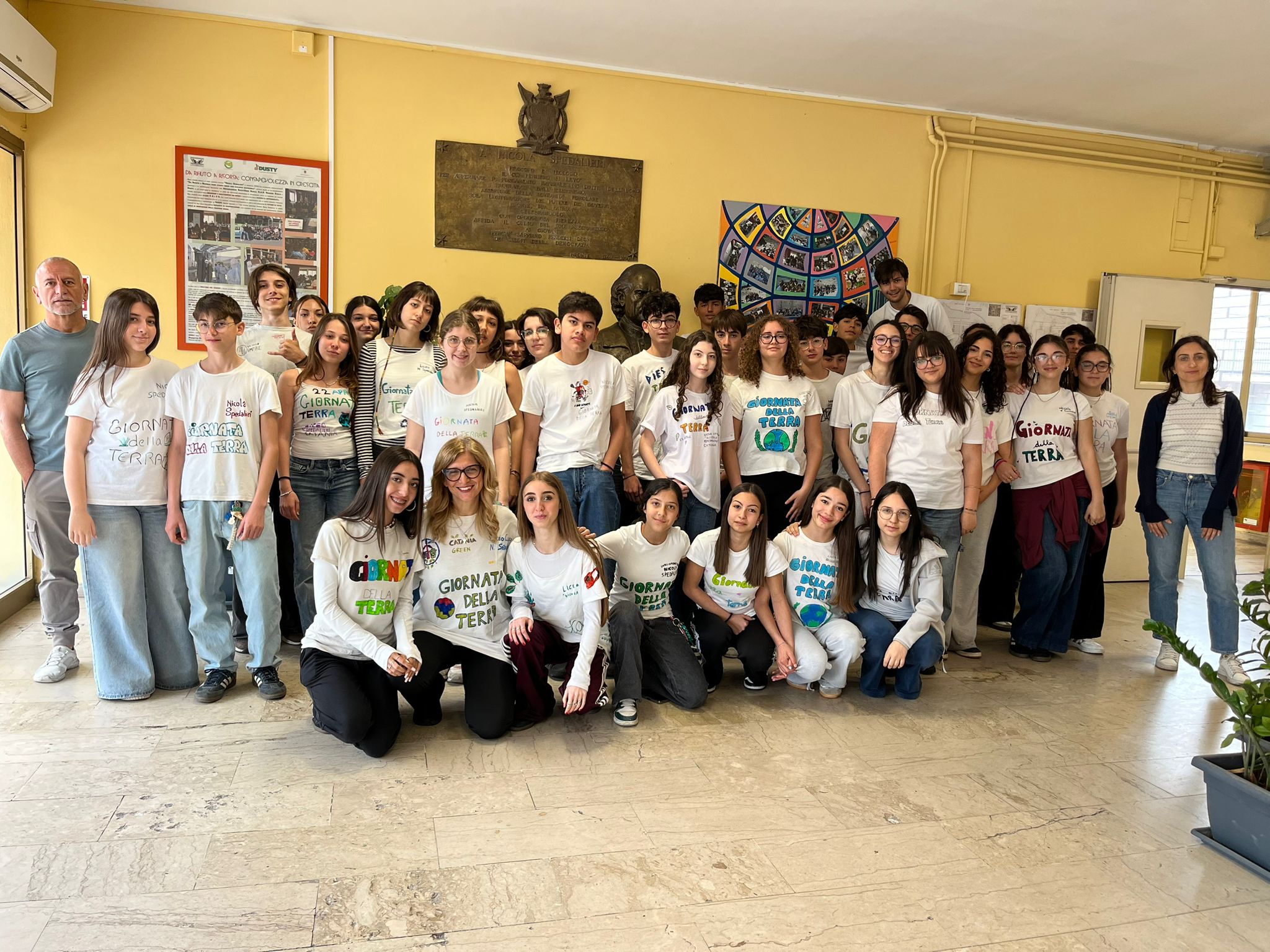 Gli studenti del Liceo “Spedalieri” di Catania in azione per la Terra: Piazza Dante rinasce grazie al plogging