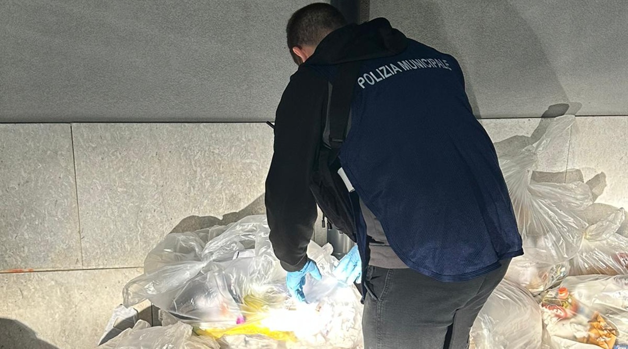 Catania, blitz rifiuti: 143 sanzioni da 300 euro e motoape sequestrata