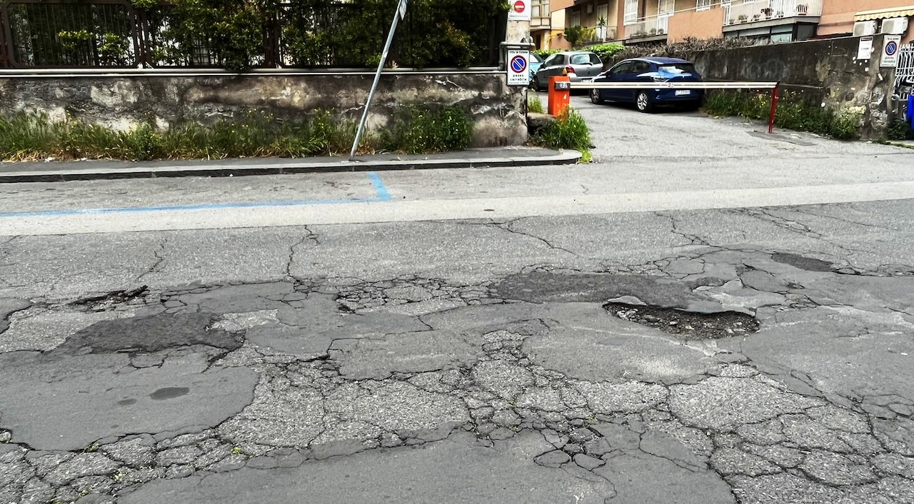 Buche come “crateri” nel quartiere Borgo-Sanzio di Catania