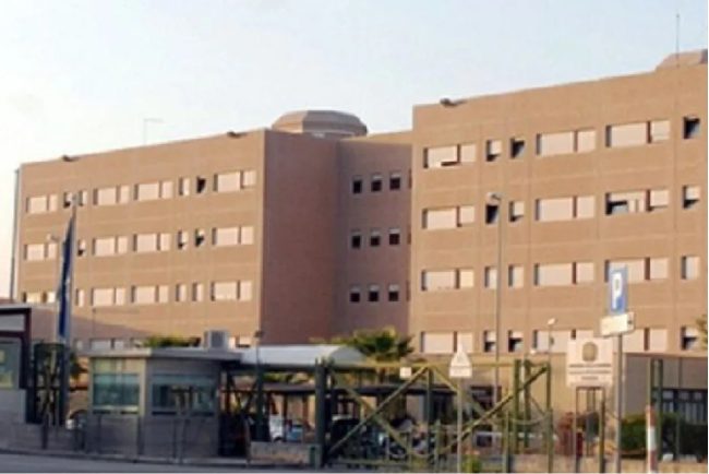 Finisce di scontare la pena in carcere ma prima di uscire picchia un agente e torna in cella