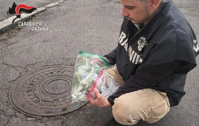 Catania, pusher beccato mentre stava vendendo droga: in carcere
