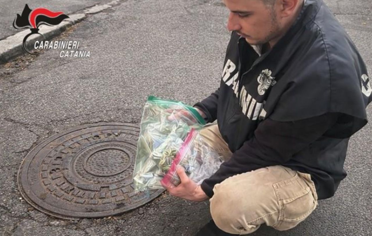 Catania, pusher beccato mentre stava vendendo droga: in carcere