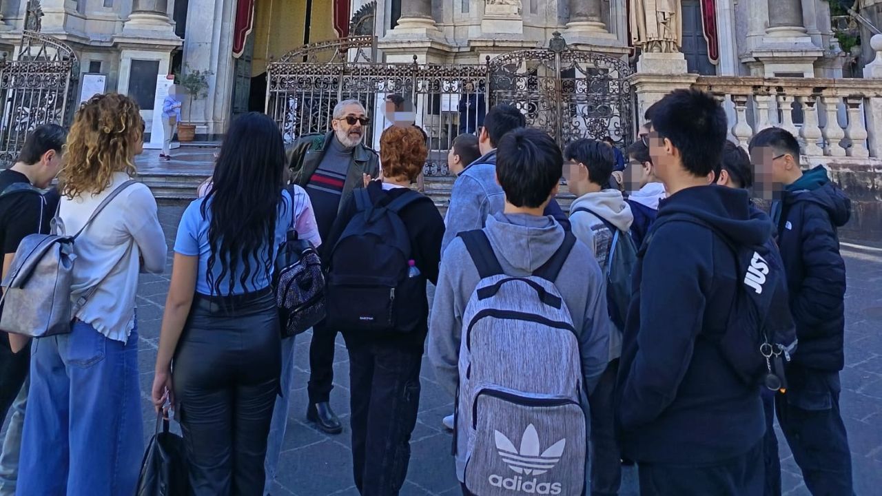 Tra storia e leggenda: lo scrittore Santo Privitera racconta Catania agli studenti dell’I.C. De Roberto di Catania