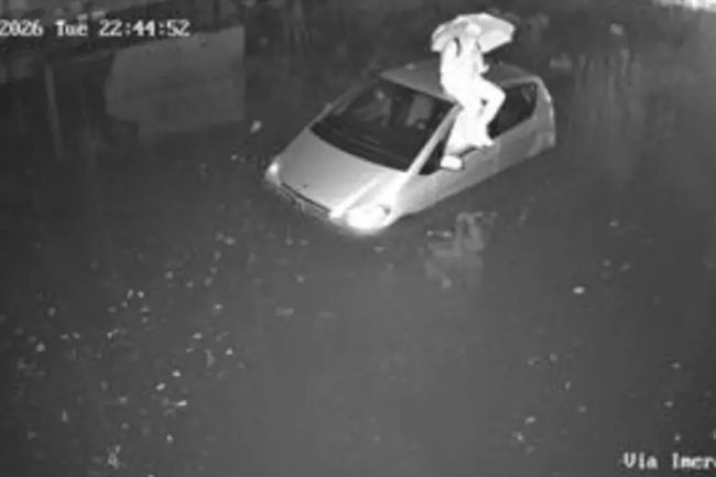 La pioggia sommerge Palermo: automobilista intrappolato resta sul tettuccio dell’auto