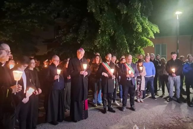 Pavia, fiaccolata per Gabriele Vaccaro: centinaia in piazza per ricordare il 25enne ucciso