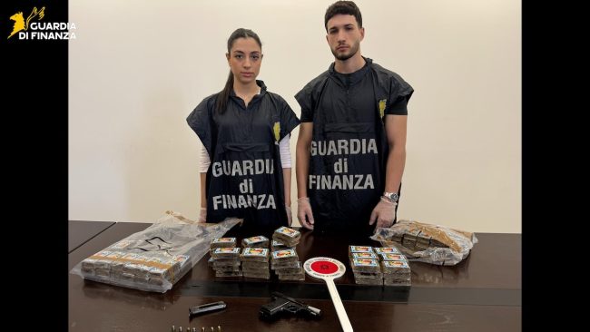 Droga e armi, doppio blitz della Guardia di Finanza a Palagonia: tre arresti
