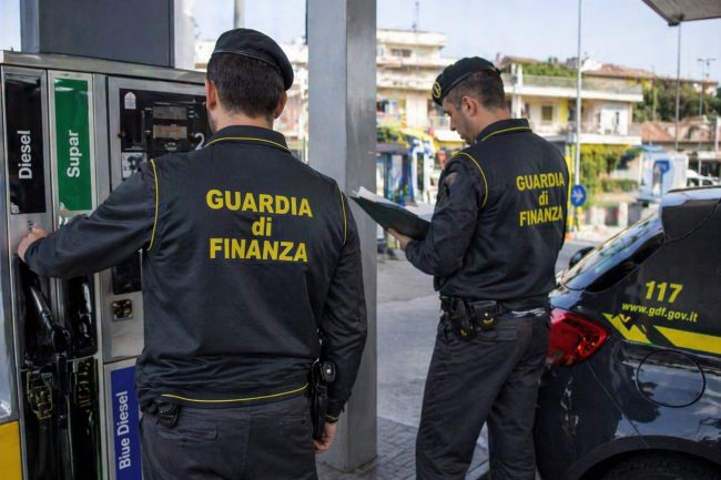 Lavoro nero nei distributori di carburante: 58 irregolari scoperti a Barcellona Pozzo di Gotto, sanzioni per 570mila euro