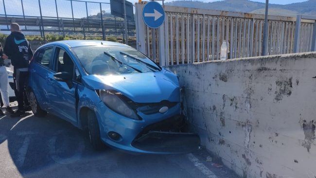 Inseguimento termina contro un muro, un arresto a Palermo: ferito al volto un 17enne
