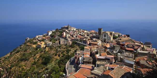 Forza d’Agrò, inchiesta su falsi atti pubblici: domiciliari per sindaco e consigliere, 5 misure cautelari