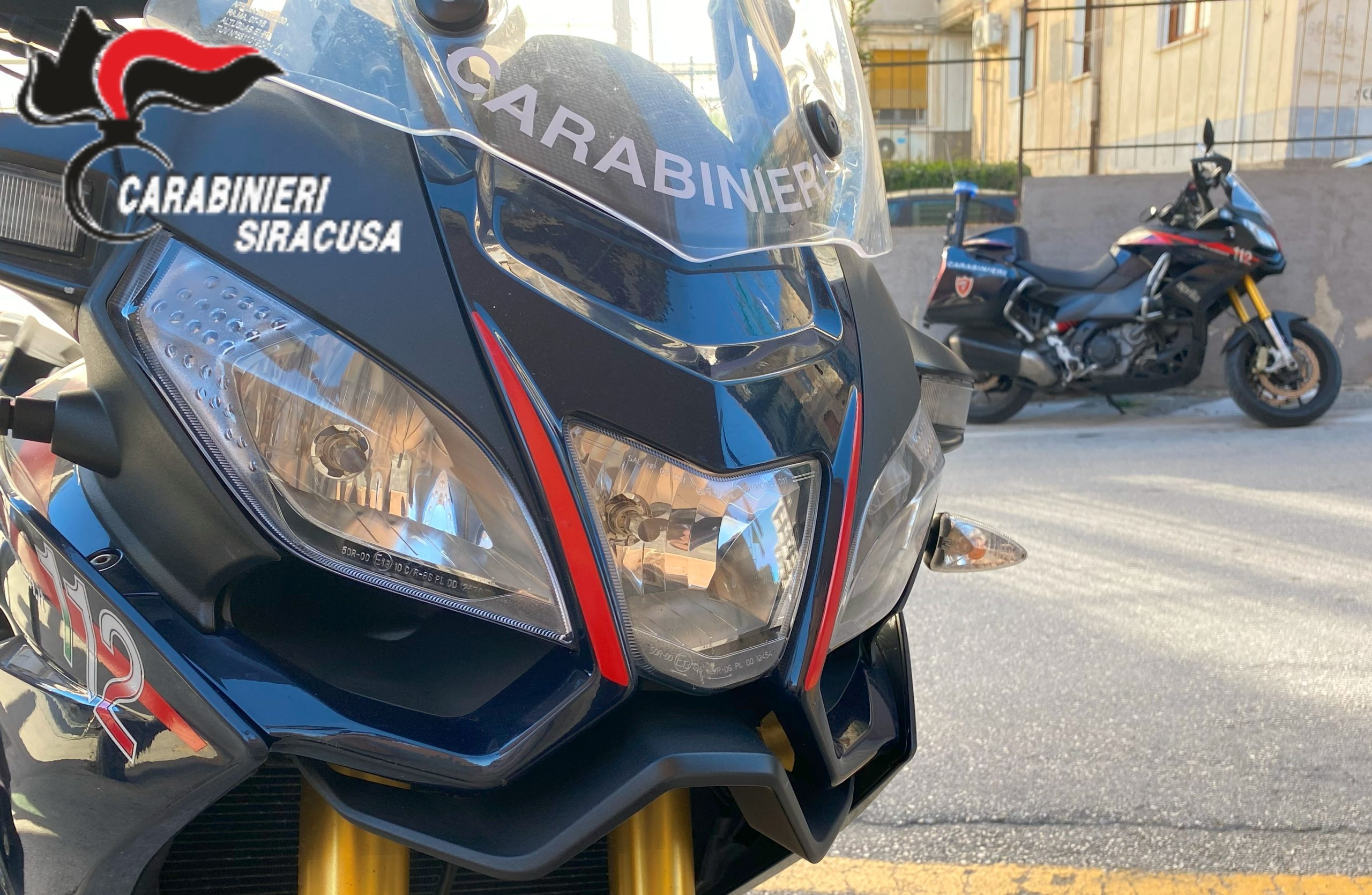 Siracusa, carabinieri denunciano 47enne e arrestano 34enne