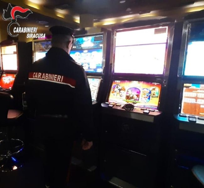 Contrasto al gioco d’azzardo a Siracusa, slot machine accese fuori orario