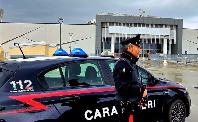 Rubavano abiti in un centro commerciale, arrestati un 40enne e la compagna 44enne