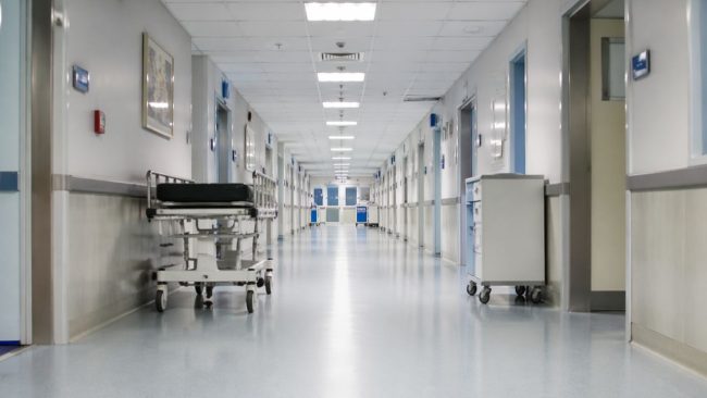 La garza “dimenticata” nell’addome e i danni permanenti: risarcita donna operata all’ospedale di Siracusa